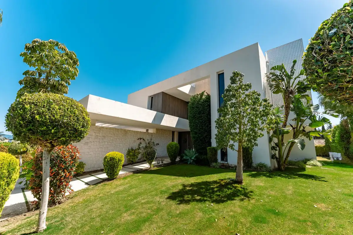Vista exterior de Casa o xalet de lloguer en Estepona amb Jardí privat, Piscina i Alarma