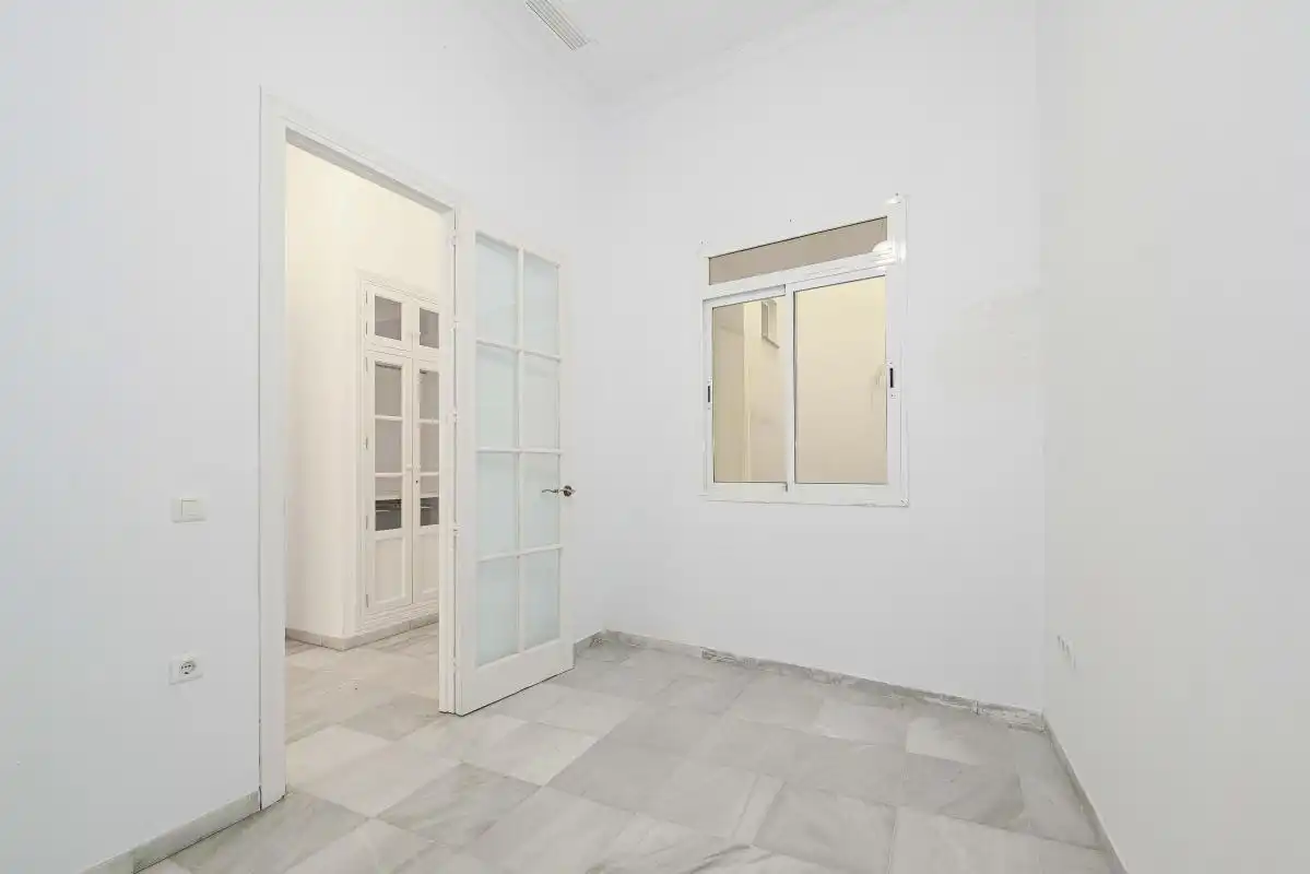 Erdgeschoss zum Verkauf in Sevilla mit Heizung, Terrasse und Balkon