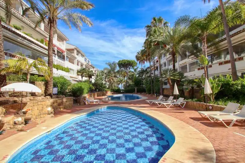 Pis amb piscina en venda a Milla de Oro, imagen 2
