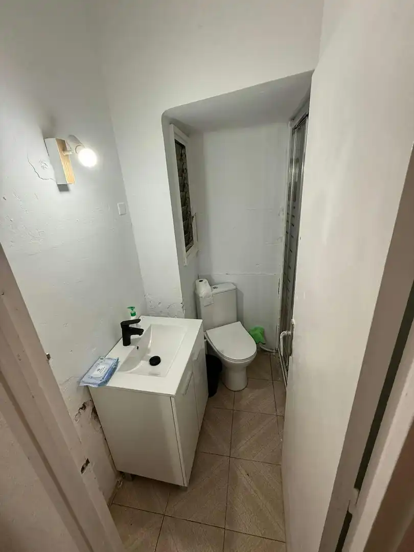 Baño de Piso para compartir en Barcelona con Calefacción y Lavadora