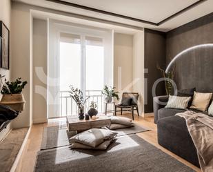 Sala d'estar de Apartament de lloguer en  Madrid Capital amb Aire condicionat i Balcó