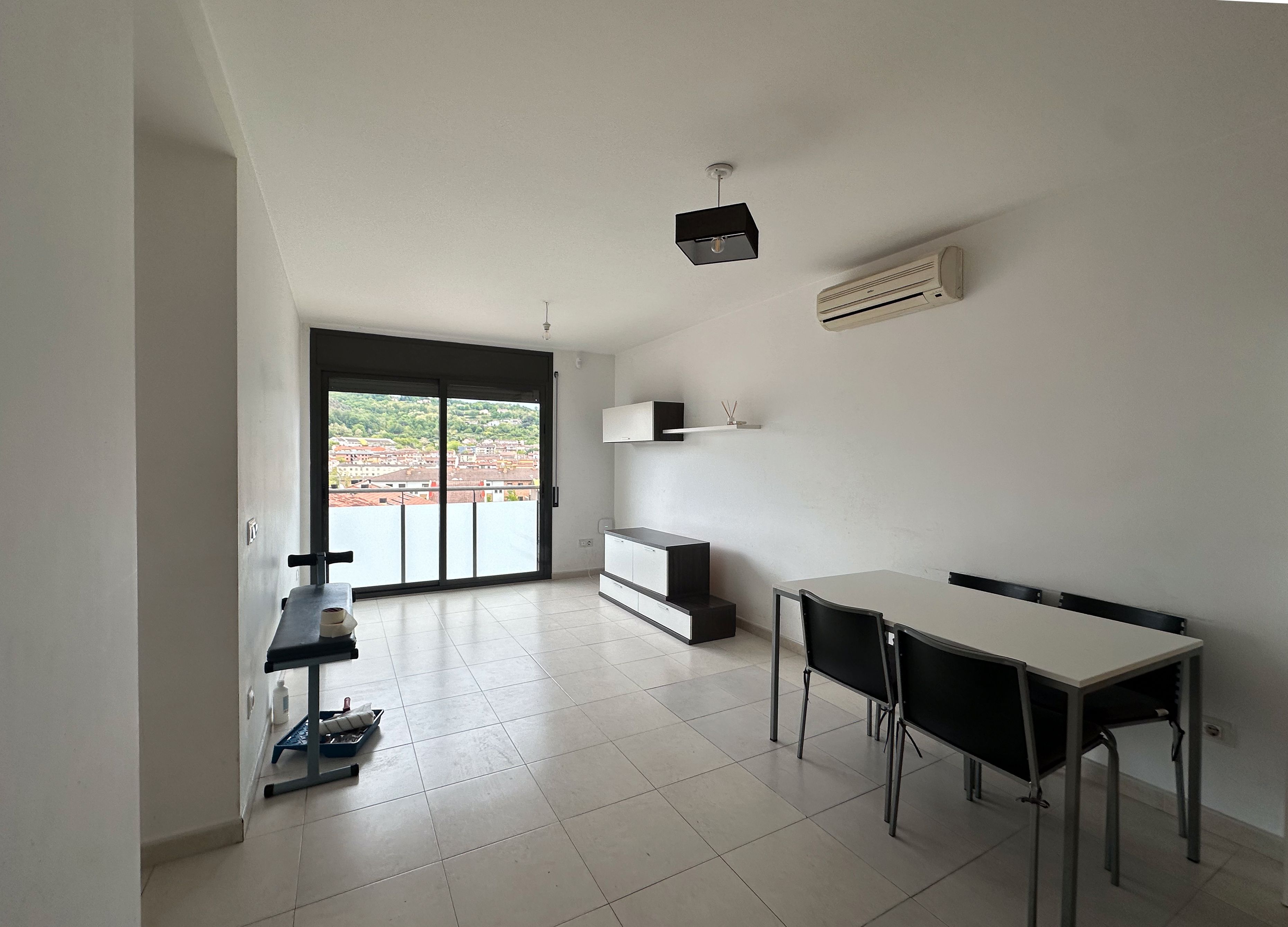 Sala d'estar de Àtic en venda en Olot amb Aire condicionat, Forn i TV