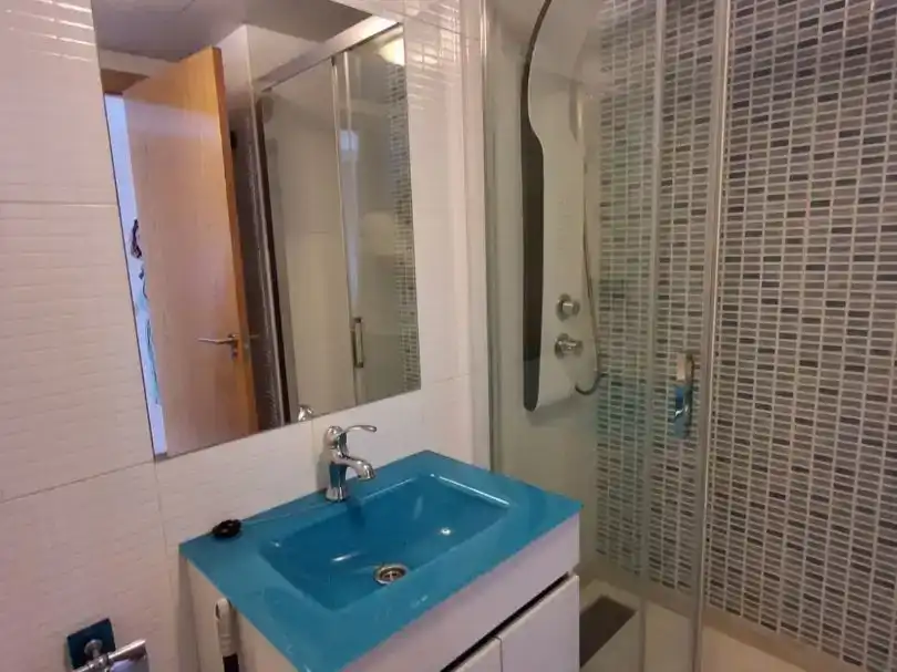 Bathroom of Flat for sale in  Madrid Capital  with Air Conditioner and Swimming Pool