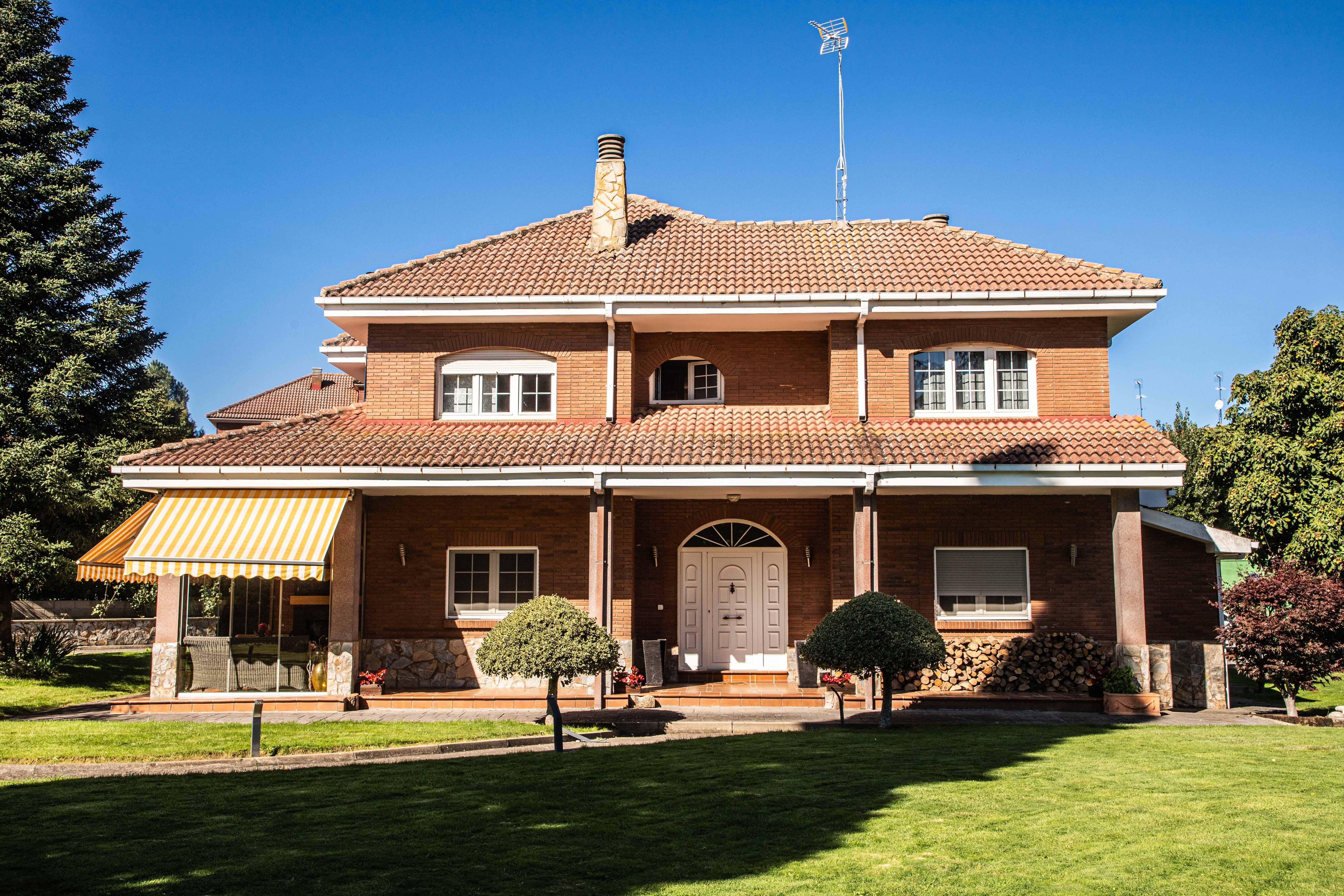 Vista exterior de Casa o xalet en venda en San Andrés del Rabanedo amb Calefacció i Piscina