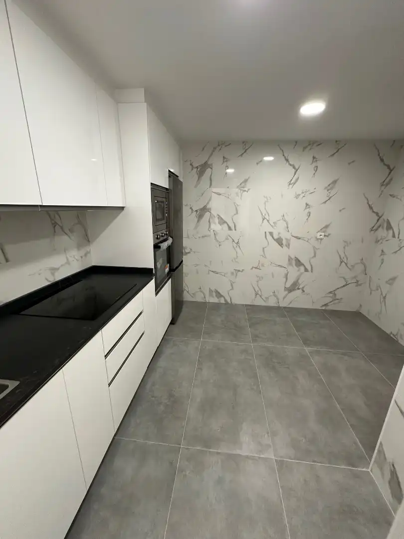 Cocina de Piso de alquiler en Ourense Capital  con Parquet, Trastero y Horno