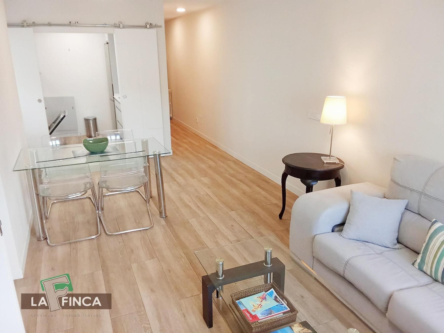 Sala d'estar de Pis en venda en Oviedo  amb Parquet i Moblat