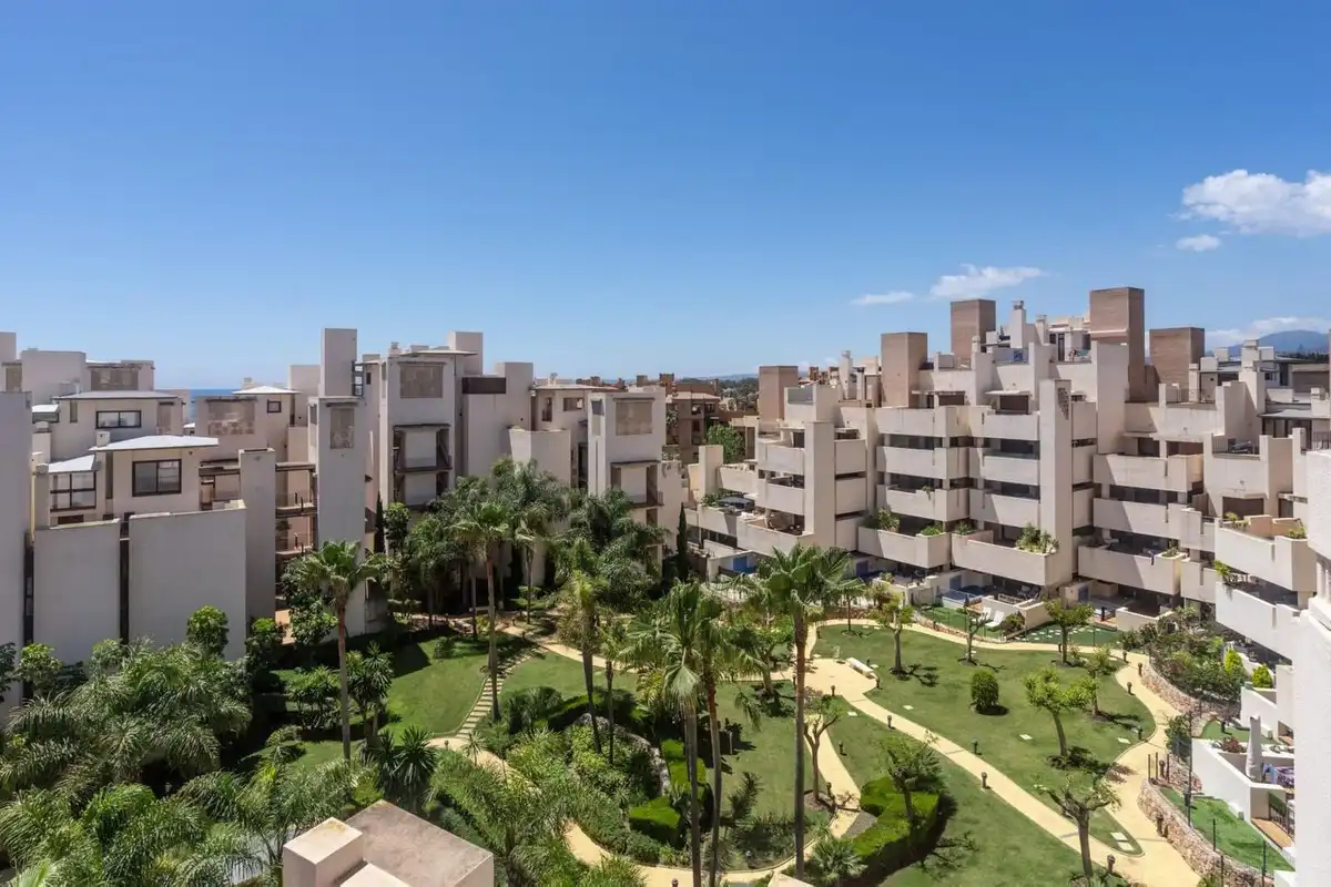 Vista exterior de Dúplex en venda en Estepona amb Terrassa, Piscina i Jacuzzi