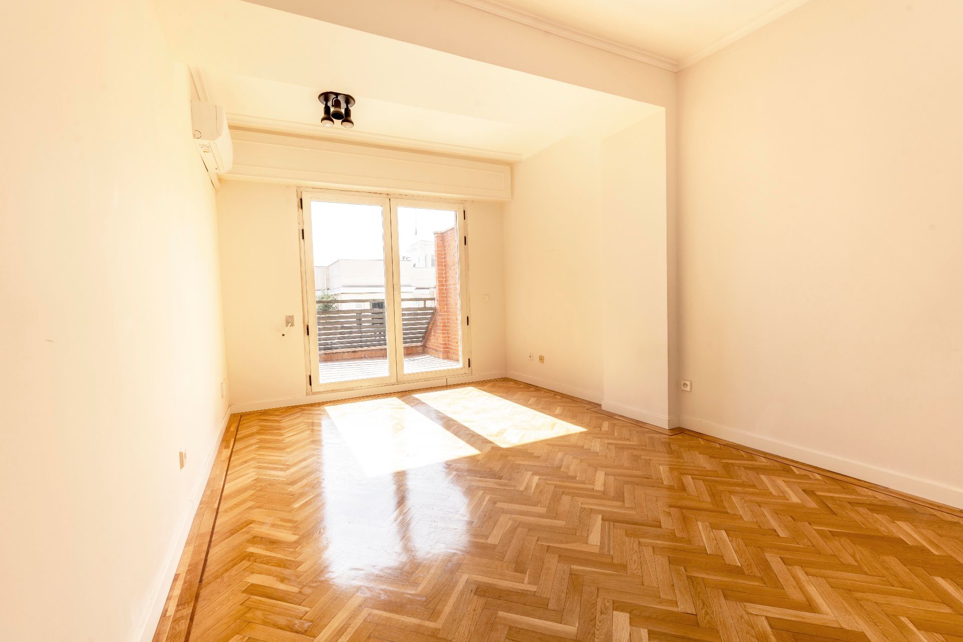 Bedroom of Duplex to rent in  Madrid Capital  with Air Conditioner, Heating and Parquet flooring