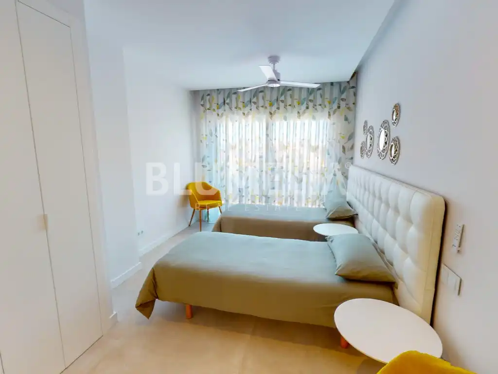 Schlafzimmer von Dachboden zum Verkauf in Oliva mit Klimaanlage, Heizung und Privatgarten