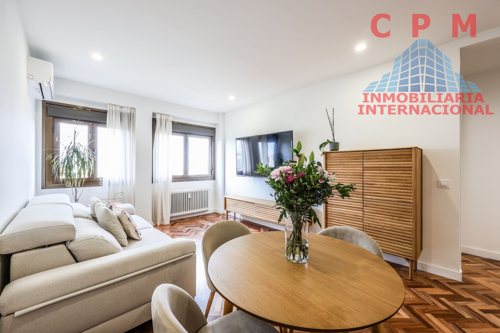 Living room of Flat to rent in  Madrid Capital  with Air Conditioner, Heating and Parquet flooring