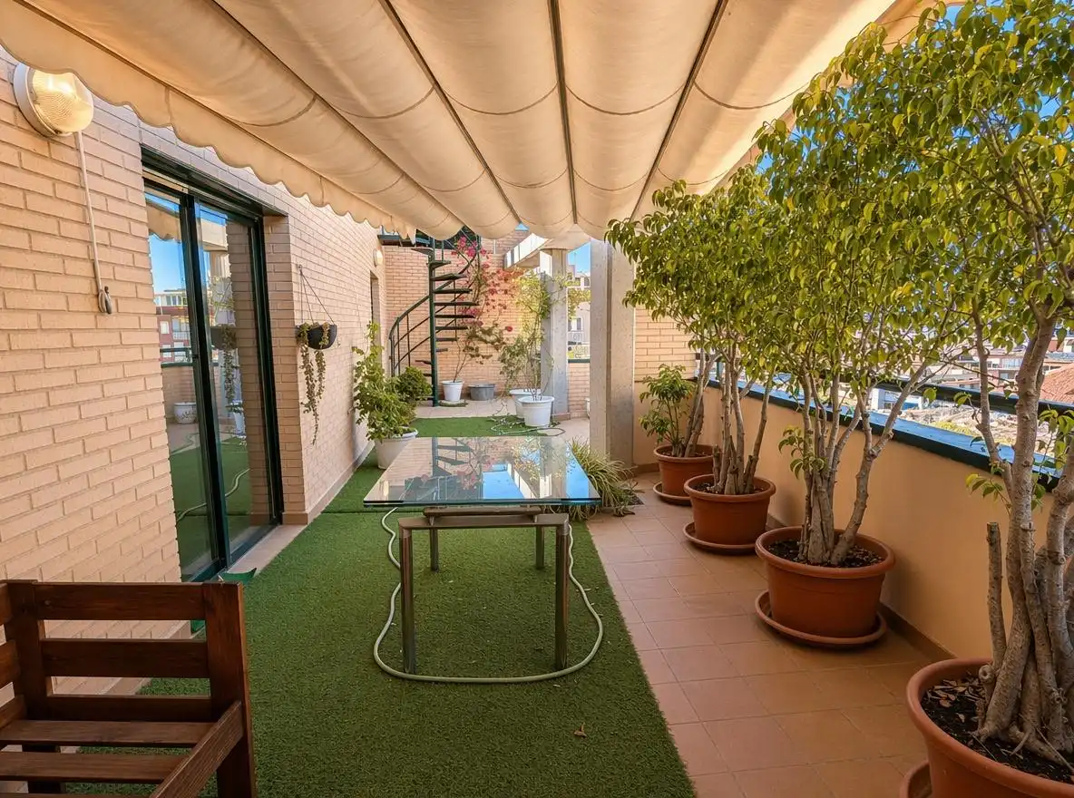 Terrasse von Dachboden zur Miete in Alicante / Alacant mit Terrasse, Abstellraum und Möbliert