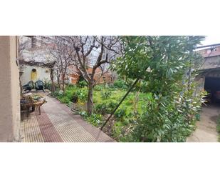 Jardí de Casa o xalet en venda en León Capital  amb Calefacció