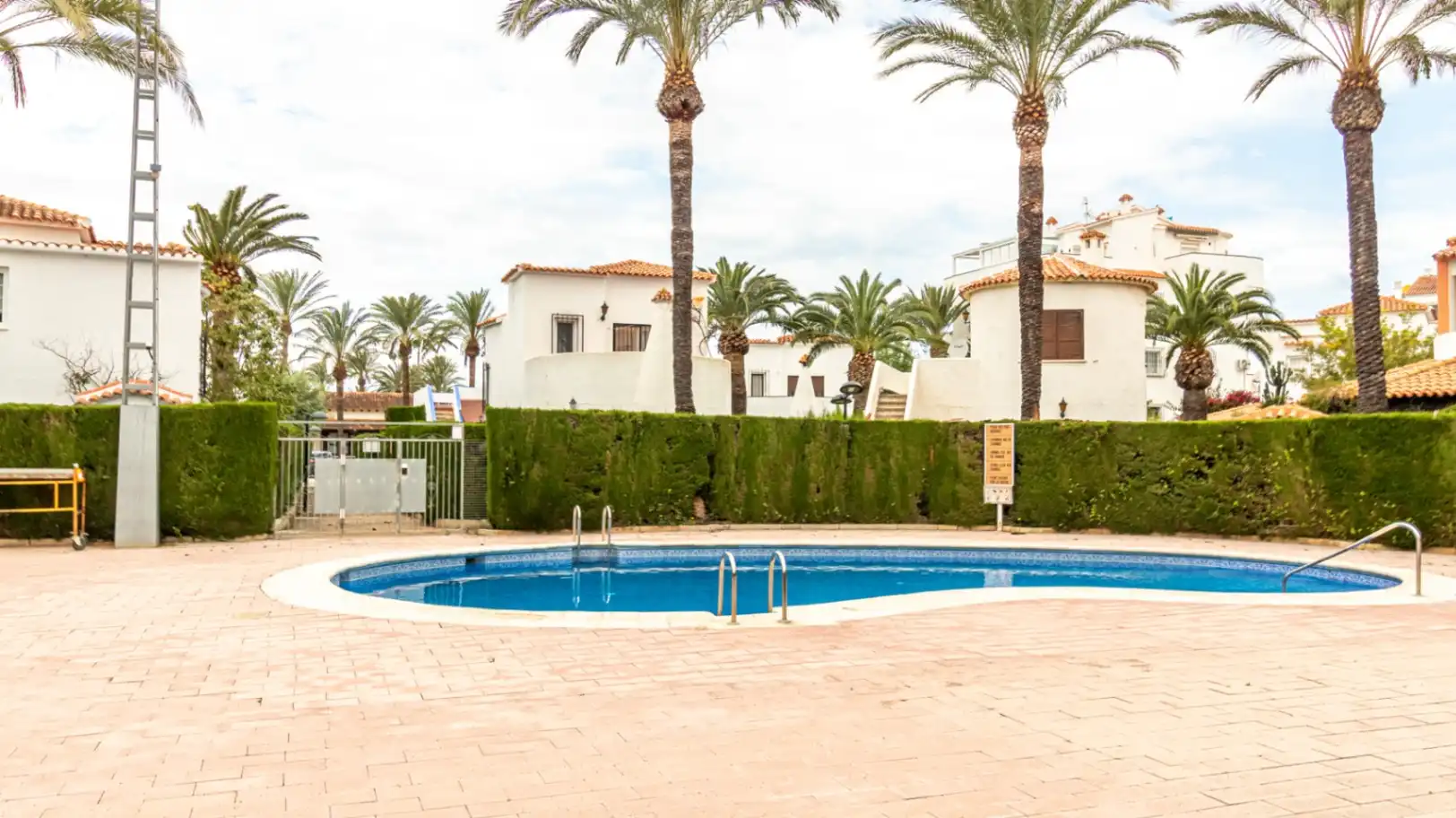 Schwimmbecken von Wohnungen zum Verkauf in Dénia mit Privatgarten und Schwimmbad
