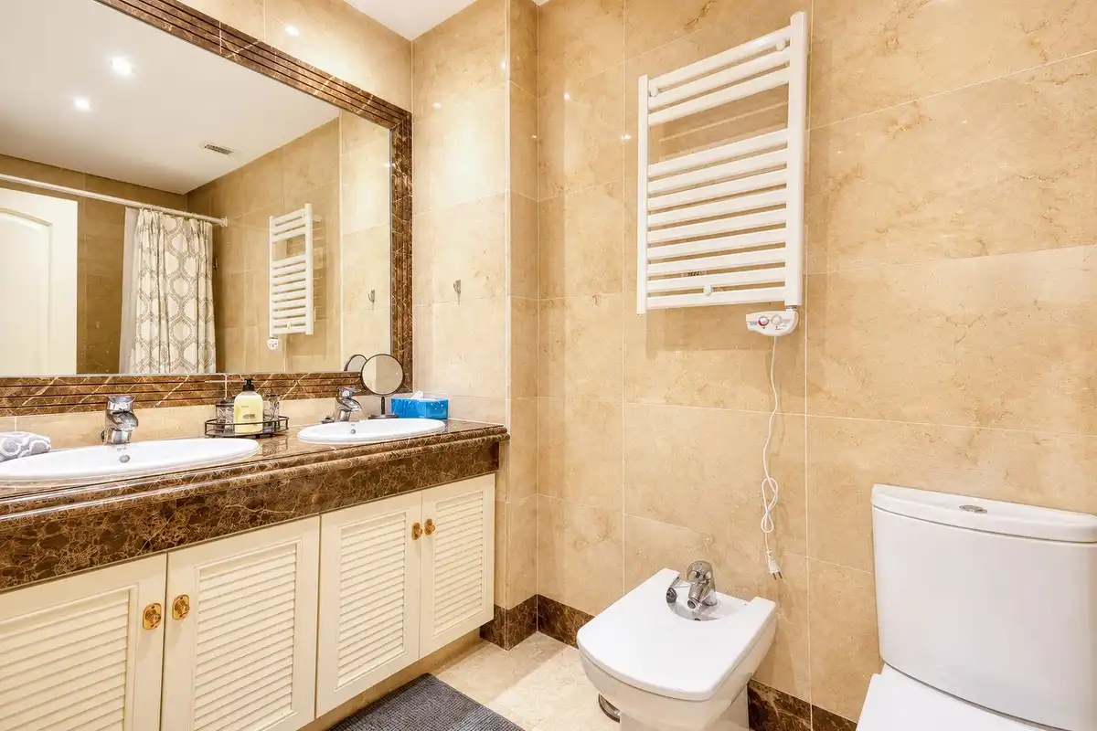 Baño de Casa adosada en venta en Estepona con Aire acondicionado, Terraza y Alarma