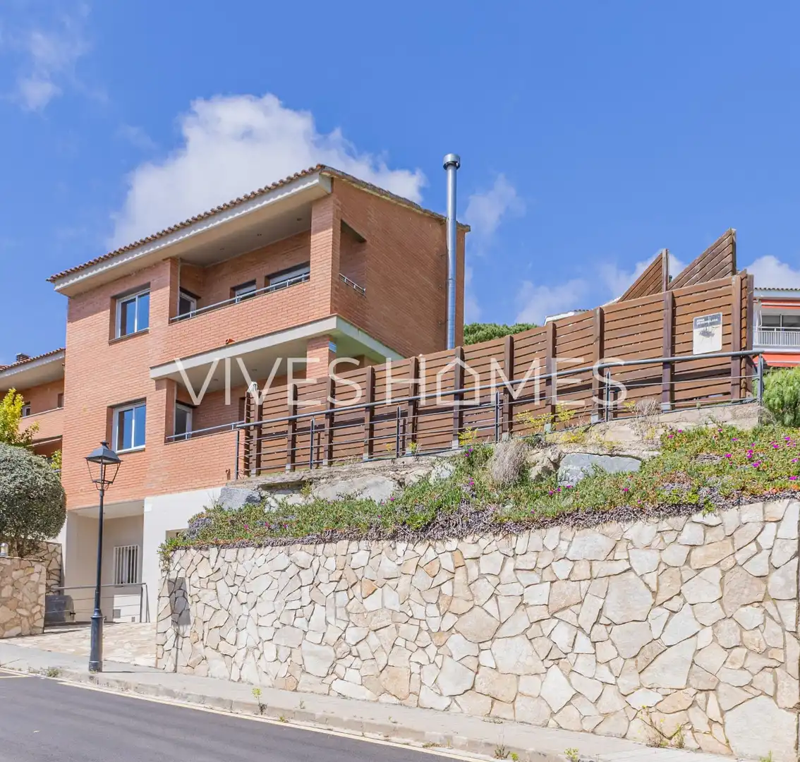 Exterior view of Houses for sale in Sant Vicenç de Montalt  with Air Conditioner, Heating and Private garden
