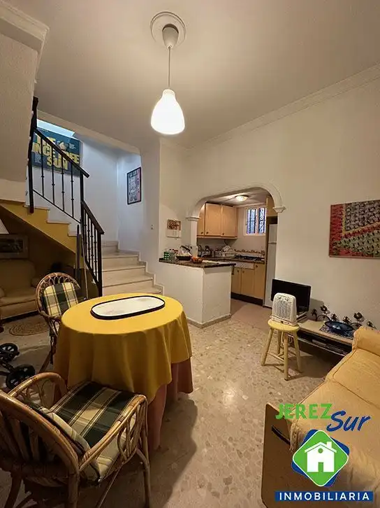 Cuina de Casa adosada en venda en Jerez de la Frontera amb Aire condicionat, Terrassa i Traster