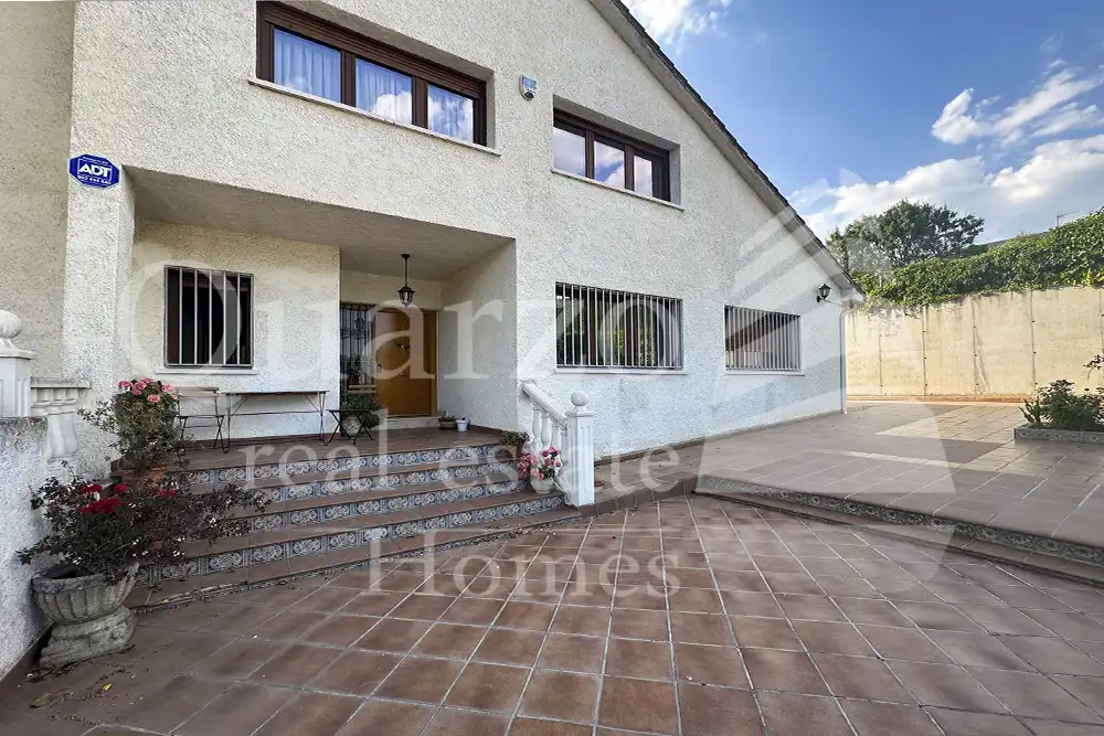 Exterior view of Houses for sale in Villaviciosa de Odón  with Air Conditioner, Heating and Private garden