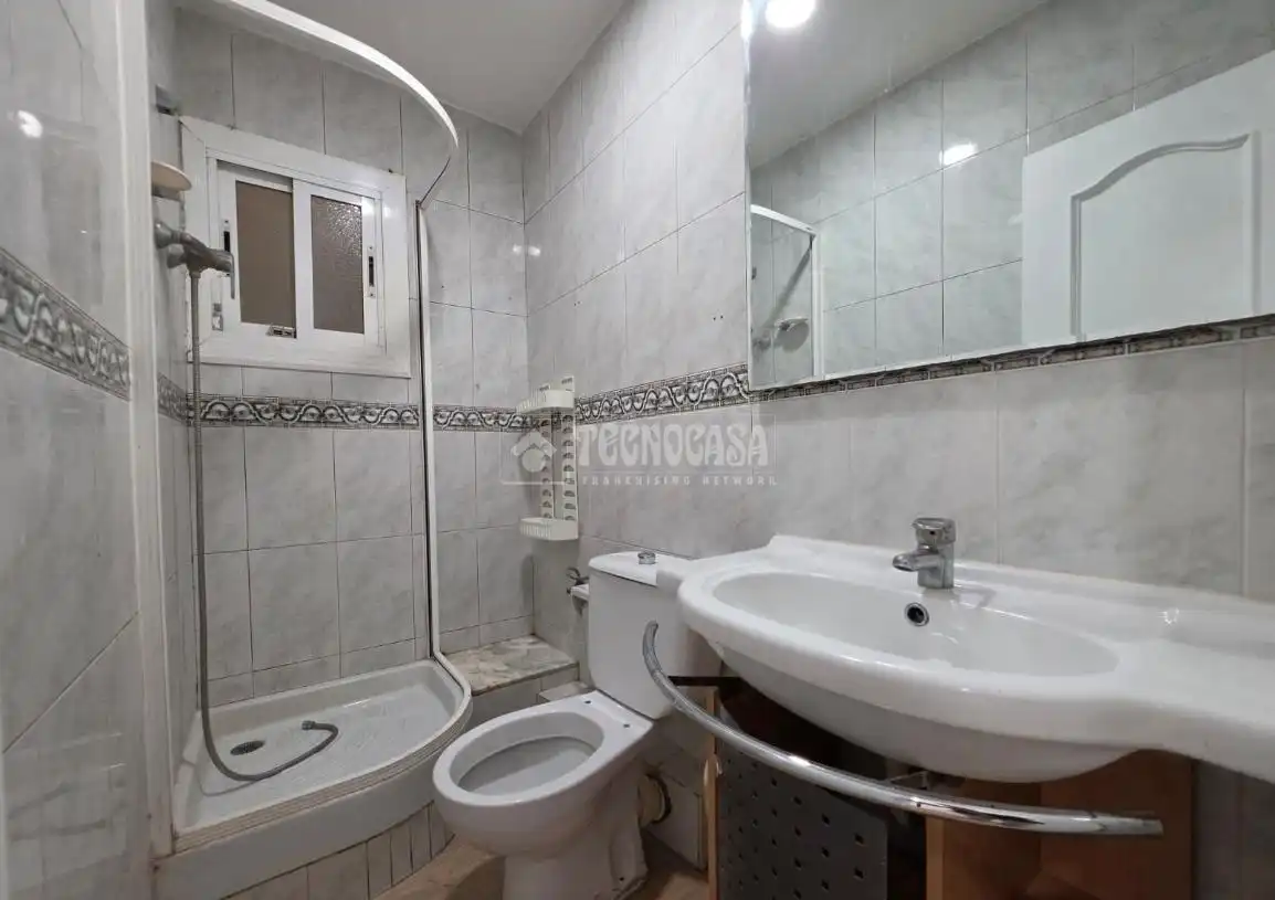 Bany de Pis en venda en Santa Coloma de Gramenet amb Parquet i Terrassa