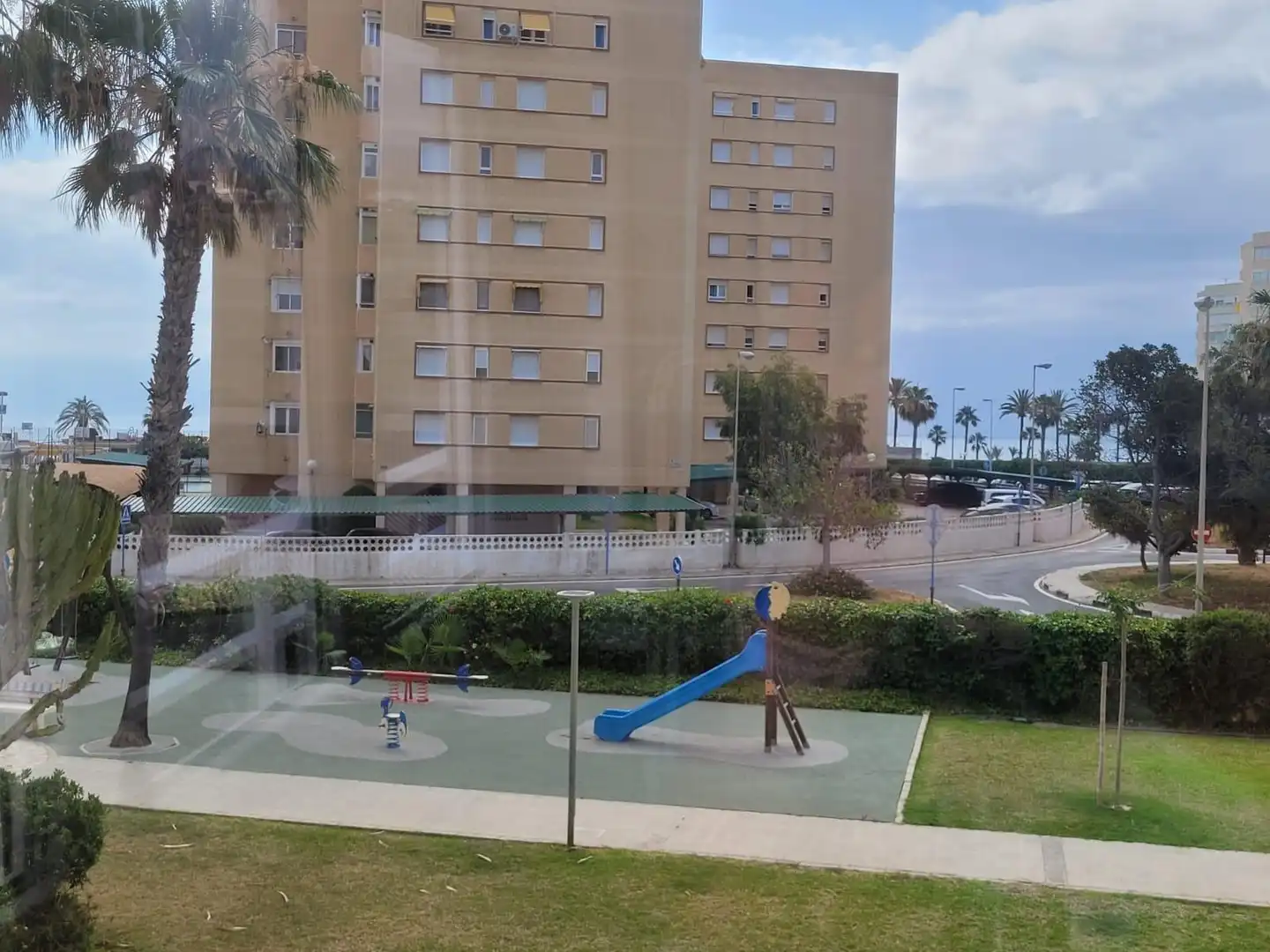 Parking de Apartamento en venta en Alicante / Alacant con Jardín privado, Terraza y Amueblado