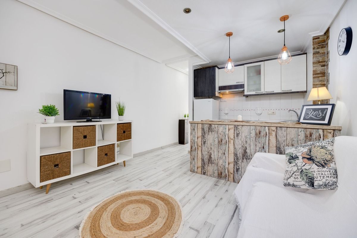 Sala d'estar de Apartament en venda en Torrevieja amb Aire condicionat, Terrassa i Moblat