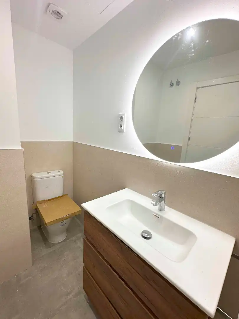 Badezimmer von Loft zum Verkauf in Madrid mit Klimaanlage, Ofen und Waschmaschine