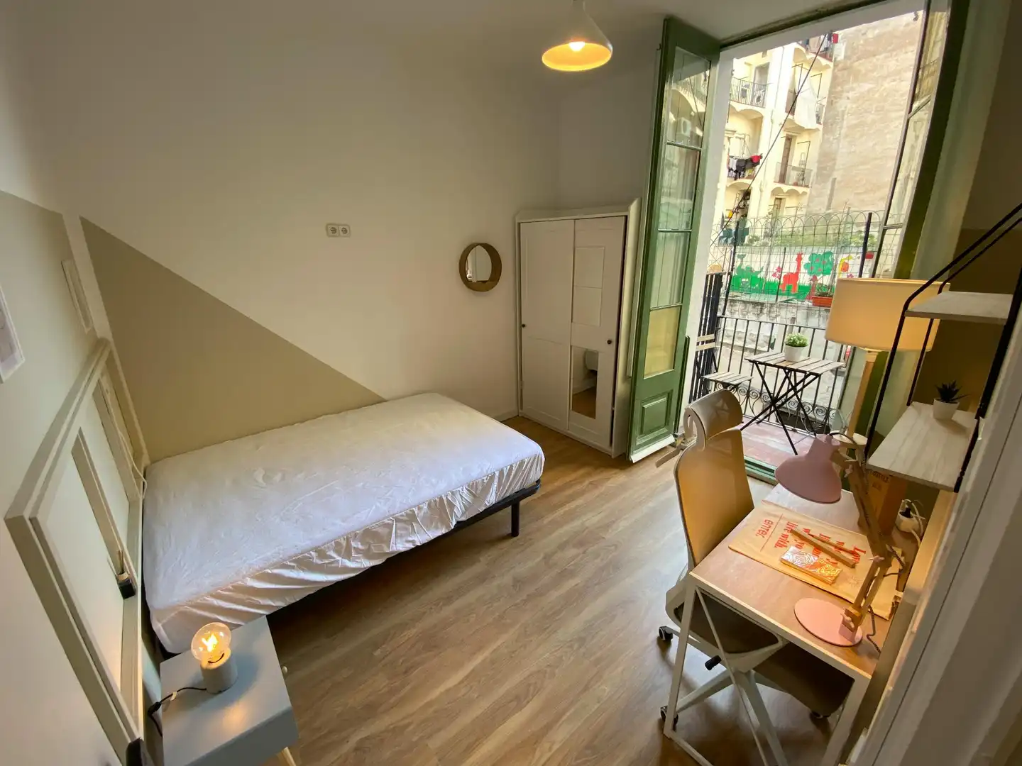 Bedroom of Flat for share in Barcelona  with Air Conditioner, Furnished and Washing machine
