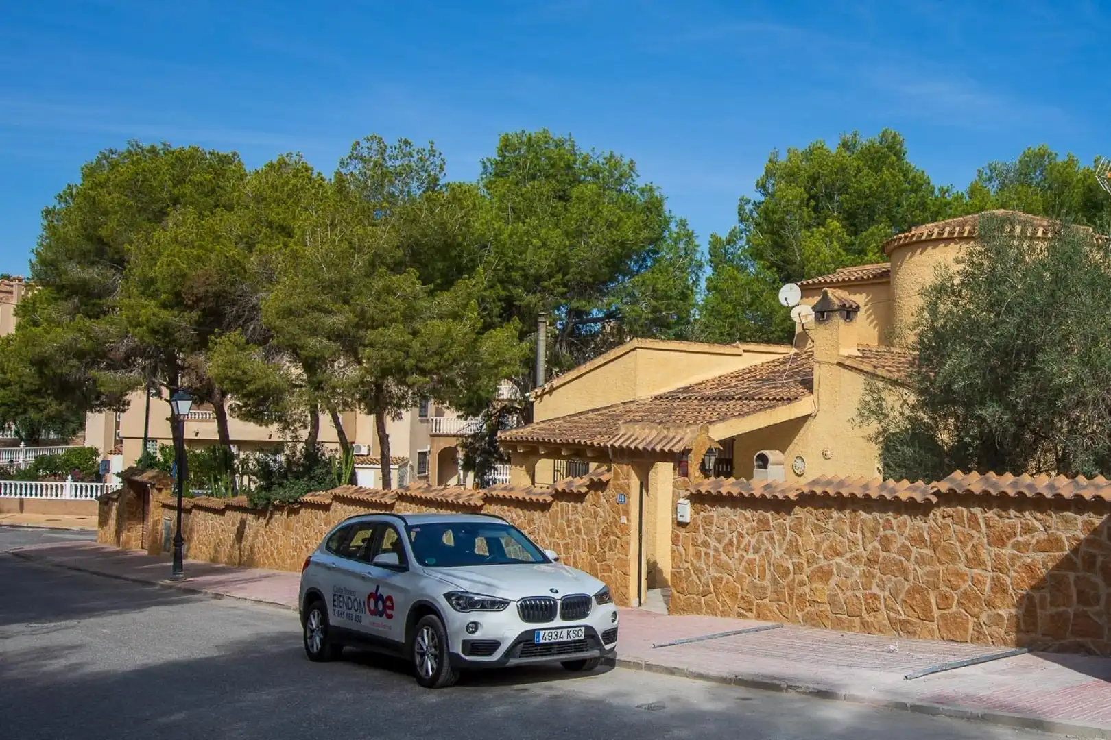 Vista exterior de Casa o xalet en venda en Orihuela amb Aire condicionat, Jardí privat i Terrassa