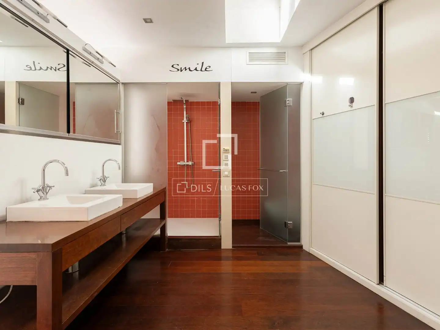 Bathroom of Houses for sale in Barcelona  with Air Conditioner, Terrace and Storage room