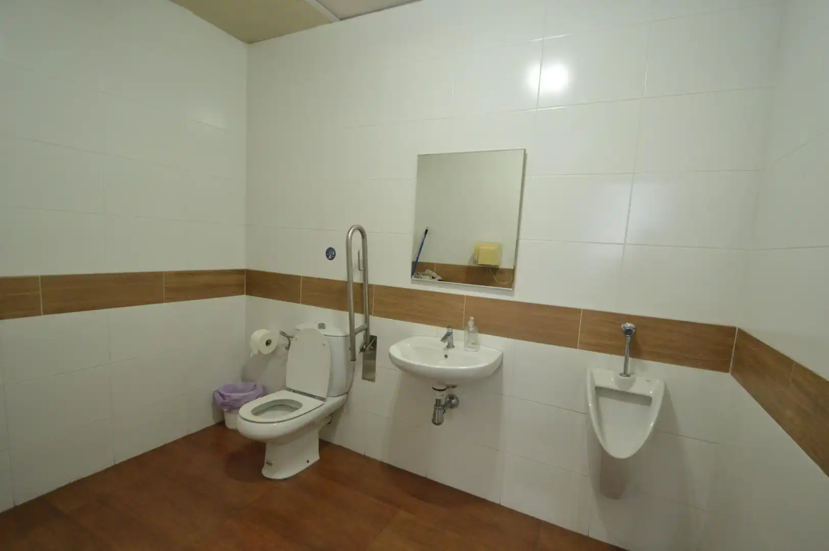 Baño de Nave industrial de alquiler en Almería