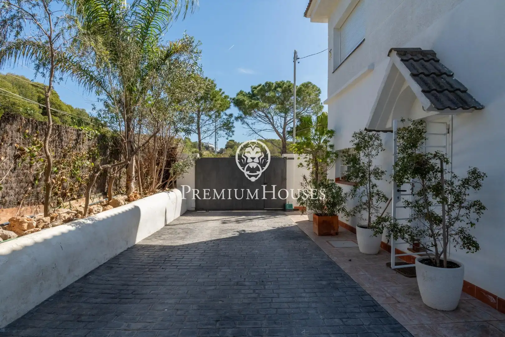 Exterior view of Houses for sale in Vilanova i la Geltrú  with Air Conditioner, Heating and Private garden
