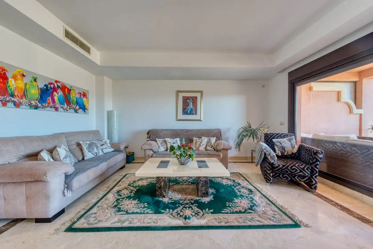 Sala de estar de Casa adosada en venta en Estepona con Aire acondicionado, Terraza y Piscina comunitaria