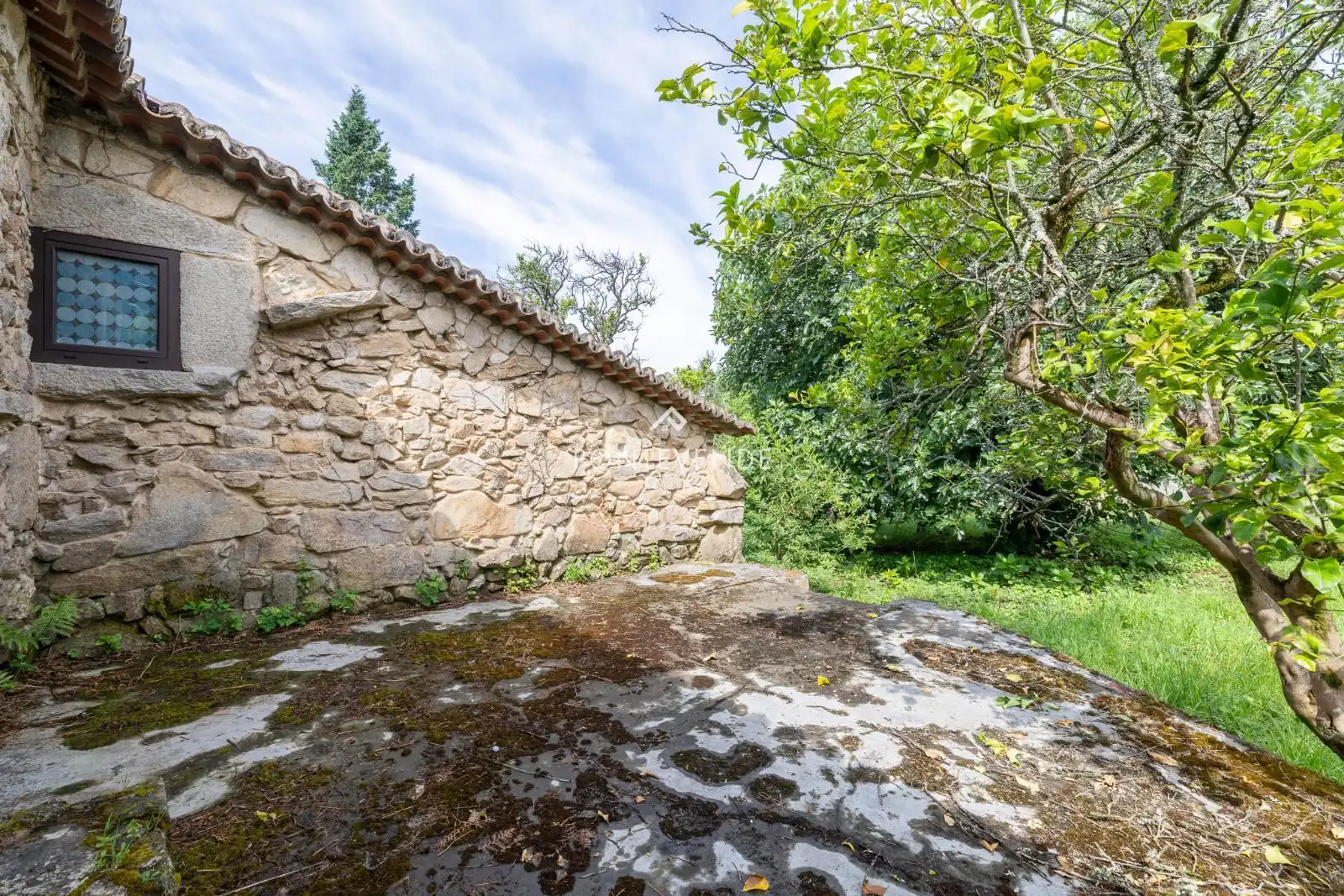 Außenansicht von Haus oder Chalet zum Verkauf in Tui mit Heizung und Terrasse