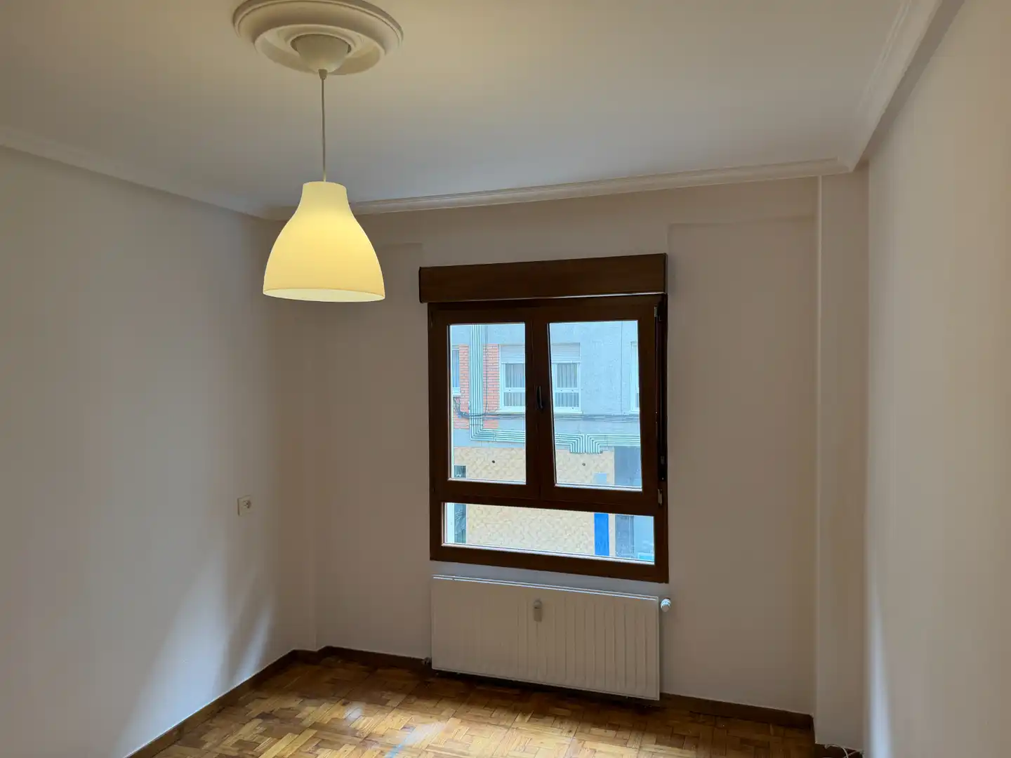 Dormitori de Pis en venda en Oviedo  amb Calefacció, Parquet i Terrassa