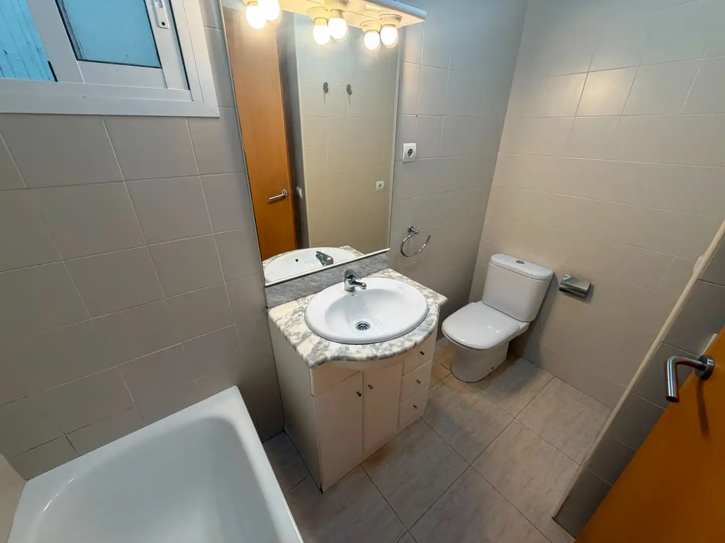 Baño de Piso en venta en L'Hospitalet de Llobregat con Aire acondicionado y Horno