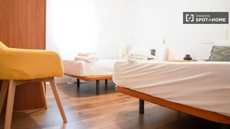 Bedroom of Flat for rent in Madrid  with Air Conditioner, Heating and Furnished