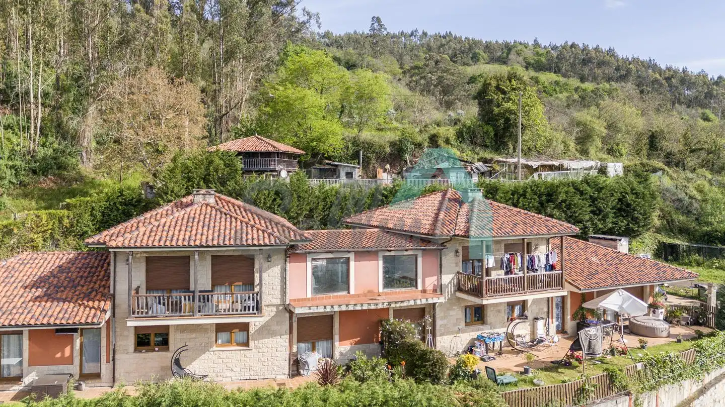Vista exterior de Casa o chalet en venta en Oviedo  con Calefacción, Jardín privado y Parquet