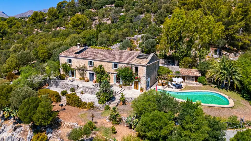 Vista exterior de Finca rústica en venda en Puigpunyent amb Aire condicionat, Calefacció i Jardí privat