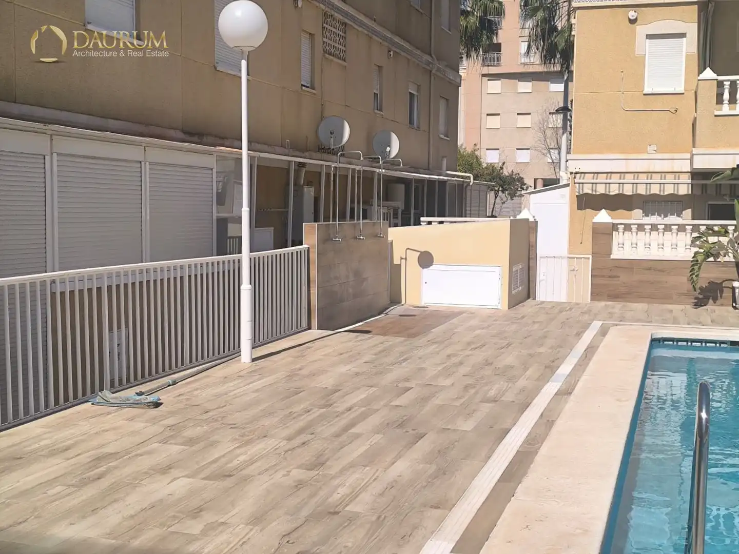 Außenansicht von Einfamilien-Reihenhaus zum Verkauf in Santa Pola mit Klimaanlage, Heizung und Privatgarten
