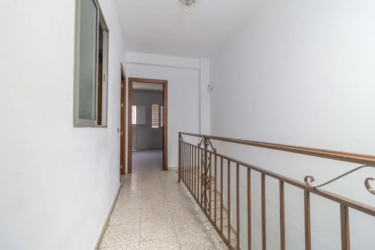 Einfamilien-Reihenhaus zum Verkauf in Sevilla mit Terrasse, Abstellraum und Balkon