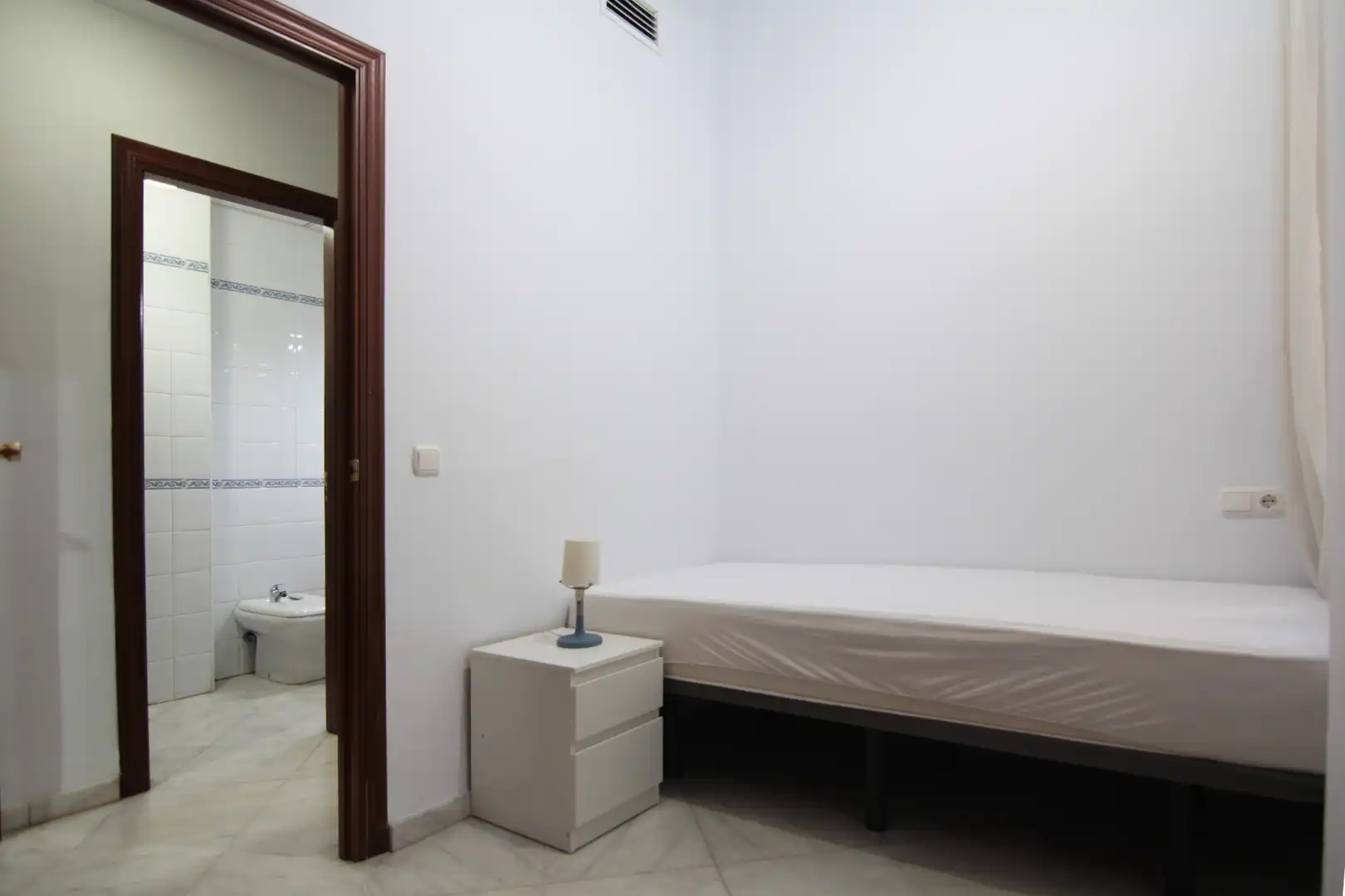 Bedroom of Flat for sale in Sevilla  with Air Conditioner, Heating and Furnished