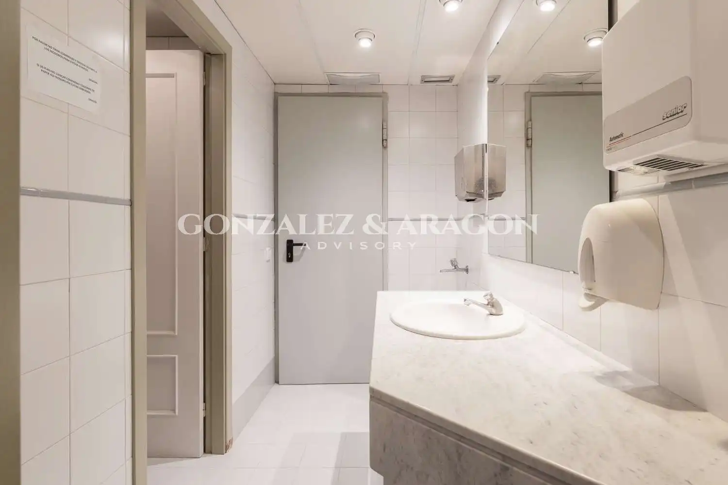 Baño de Oficina de alquiler en Barcelona con Aire acondicionado y Calefacción