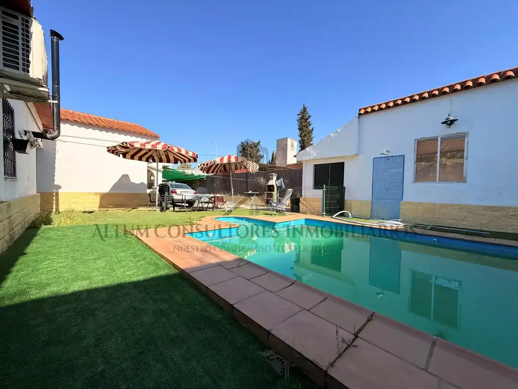 Vista exterior de Casa o xalet en venda en Alcalá de Guadaira