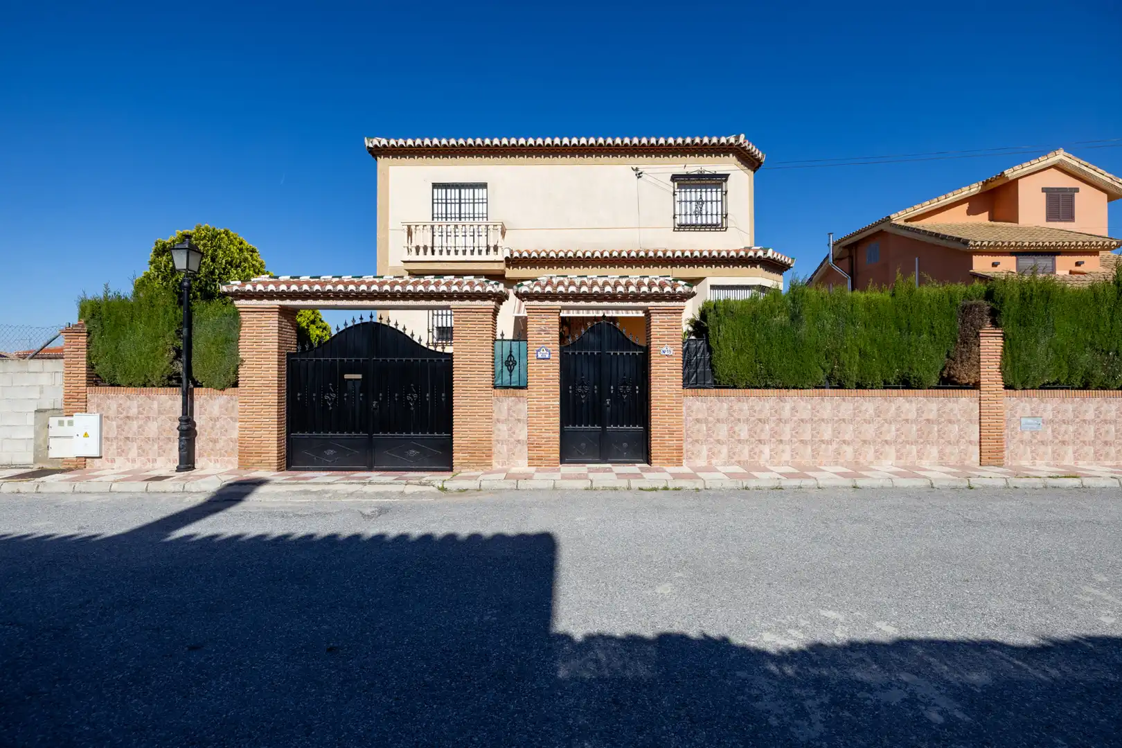 Vista exterior de Casa o xalet en venda en Cúllar Vega amb Aire condicionat, Calefacció i Terrassa