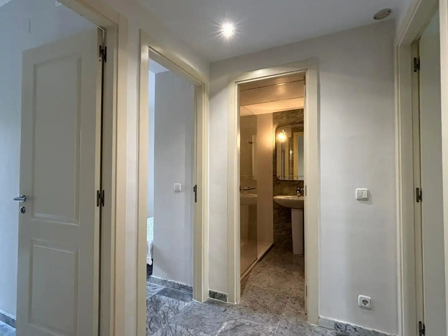 Baño de Apartamento de alquiler en Marbella con Aire acondicionado, Terraza y Piscina comunitaria