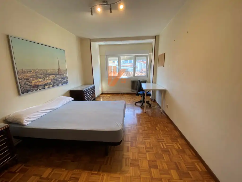 Schlafzimmer von Wohnung zur Miete in Santiago de Compostela  mit Heizung und Möbliert