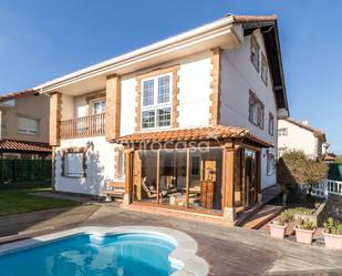 Vista exterior de Casa o xalet de lloguer en Santa Cruz de Bezana amb Calefacció, Jardí privat i Piscina