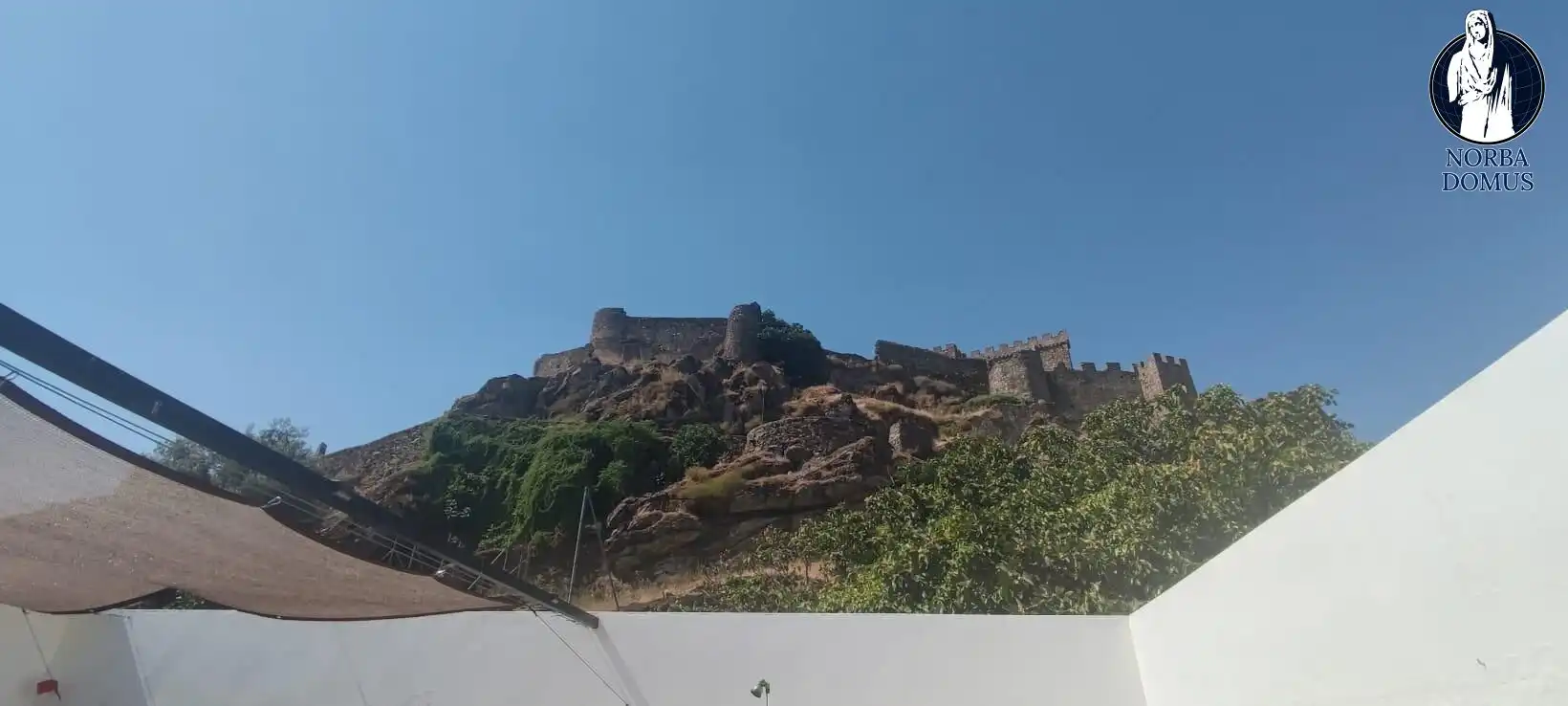 Vista exterior de Finca rústica en venda en Montánchez amb Aire condicionat, Terrassa i Traster