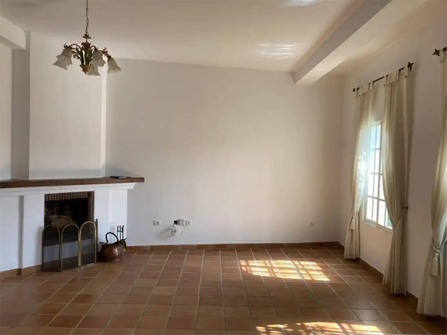 Sala d'estar de Casa adosada de lloguer en Istán amb Aire condicionat, Jardí privat i Piscina