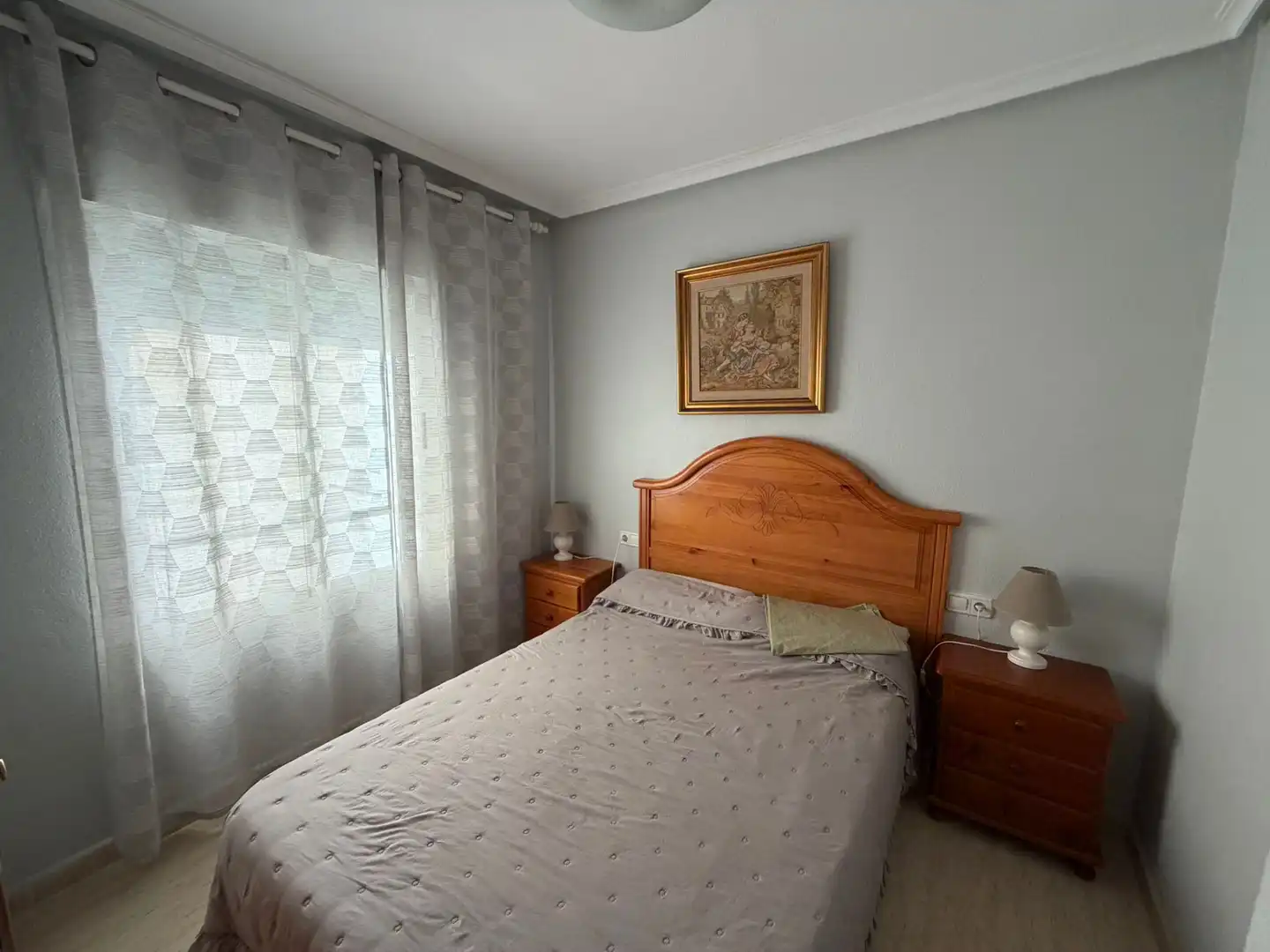 Dormitori de Pis de lloguer en Torrevieja amb Aire condicionat, Terrassa i Moblat