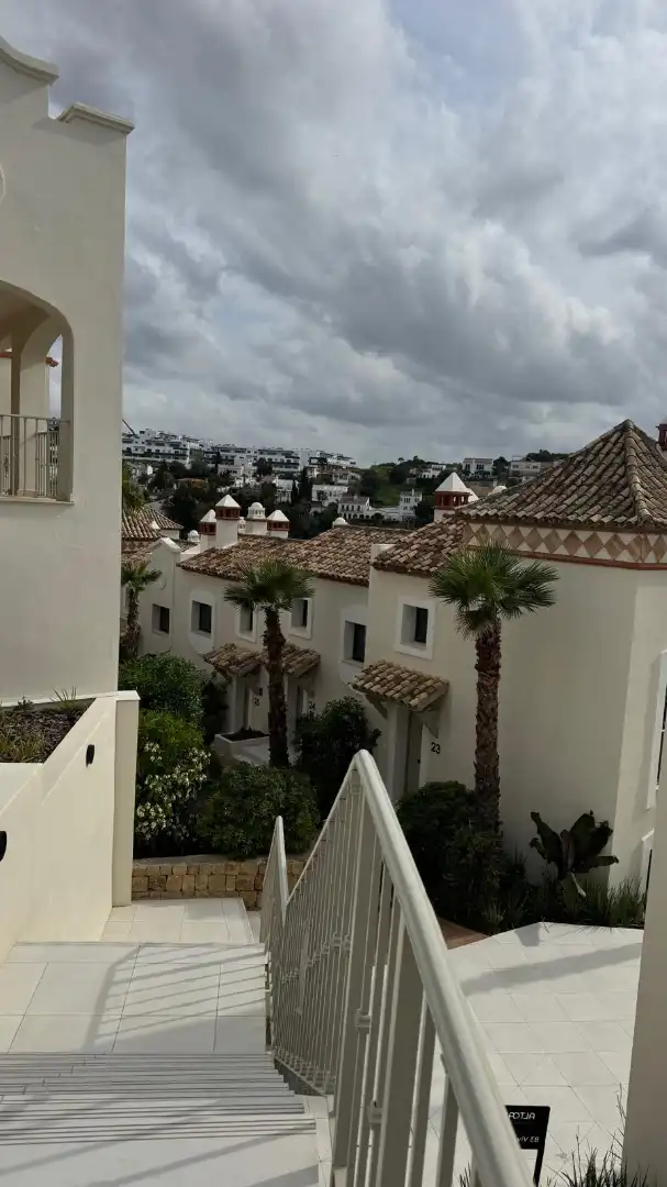 Außenansicht von Einfamilien-Reihenhaus zum Verkauf in Estepona mit Klimaanlage, Terrasse und Ofen